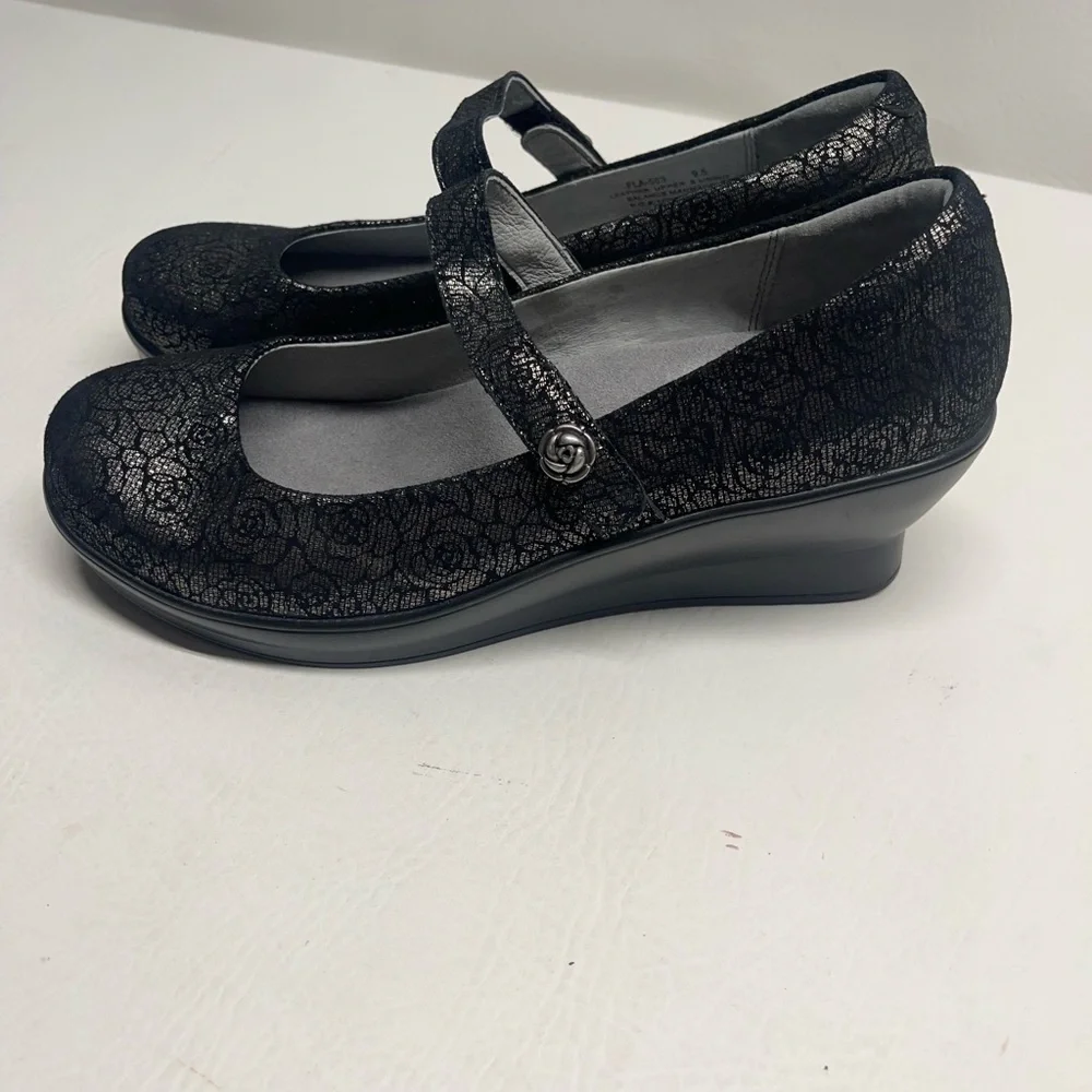 Alegría by PG lite flair pewter florette Mary Jane shoes size9.5 metallic flower